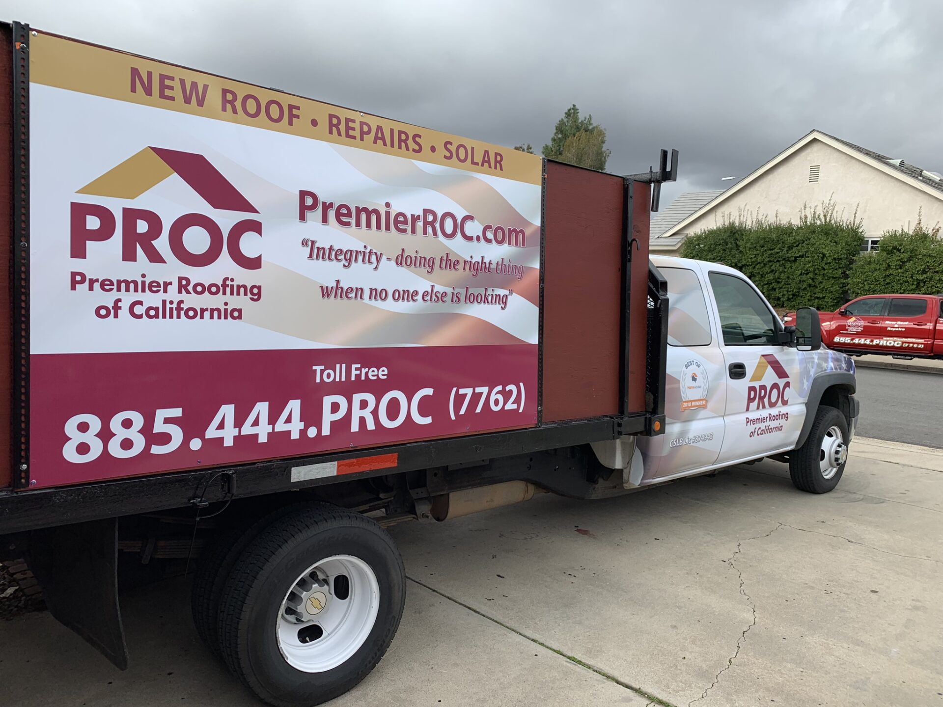 A truck with the words " premier roofing california " on it.